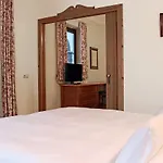 Hotel Gruener Baum 4*